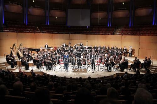 Amerikanische Dirigent Alan Gilbert leitet das Orchester der New York Philharmonic in Begleitung der schwedische Mezzosopranistin Anne Sofie von Otter und des kanadischen Bariton Russell Braun in der Philharmonie Köln (&copy; Thomas Brill)